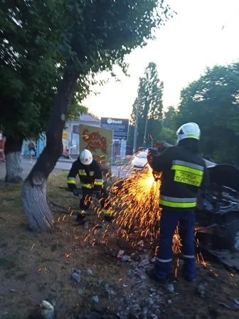 Херсонские спасатели убрали столб, сбитый “мерседесом”