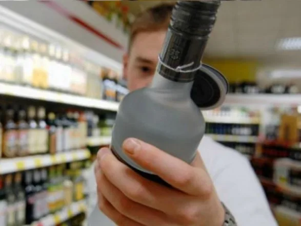 Херсонские фискалы отменили 10 лицензий за продажу алкоголя и табака несовершеннолетним