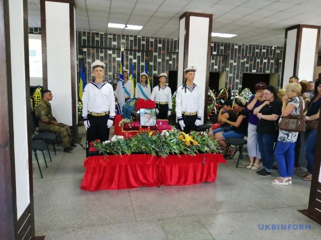 В Херсоне попрощались с медиком, которая погибла во время обстрела на Донбассе
