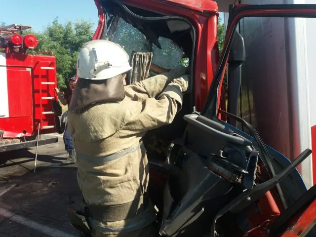 В столкновении грузовиков на херсонской трассе погиб один из водителей