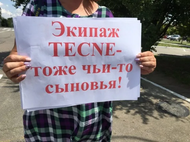 “Верните наших моряков”: херсонцы встречают Зеленского в аэропорту