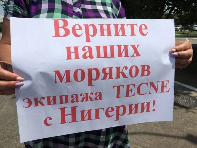 “Верните наших моряков”: херсонцы встречают Зеленского в аэропорту