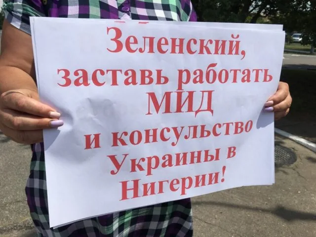 “Верните наших моряков”: херсонцы встречают Зеленского в аэропорту