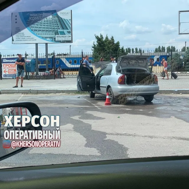 В Херсоне возле железнодорожного вокзала горел автомобиль