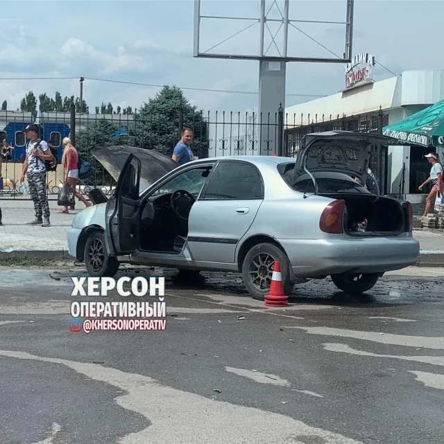 В Херсоне возле железнодорожного вокзала горел автомобиль