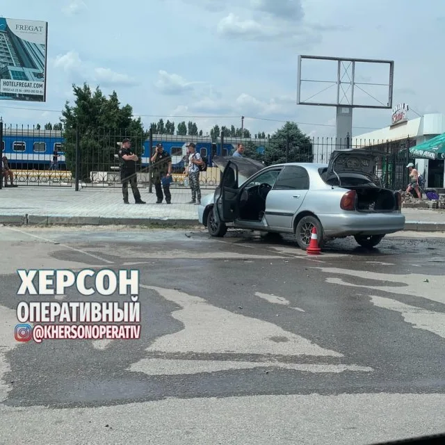 В Херсоне возле железнодорожного вокзала горел автомобиль