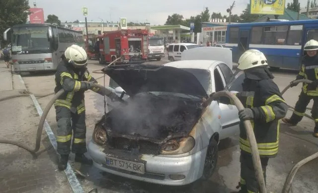 Горевший вчера в Херсоне у вокзала автомобиль чудом не взорвался