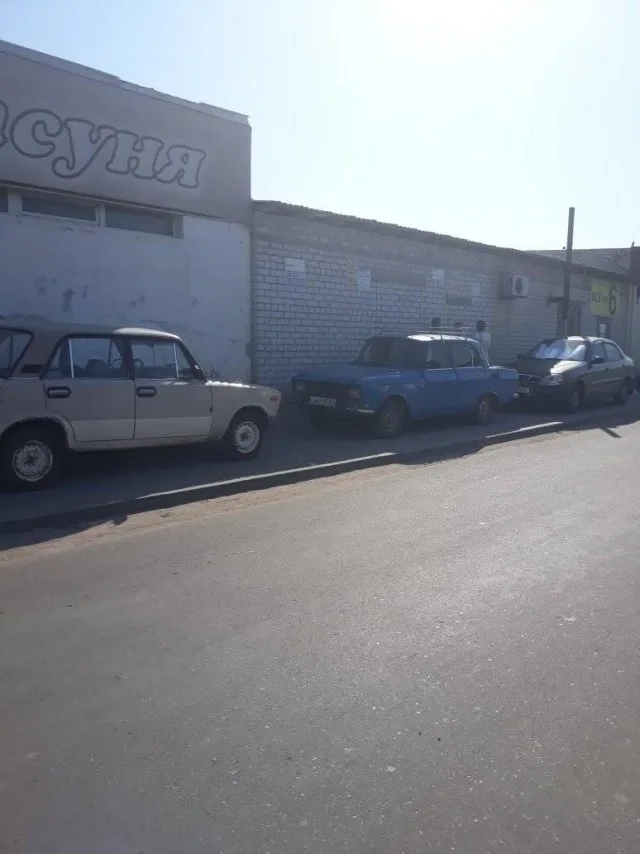 В Геническе тротуар превратили в парковку