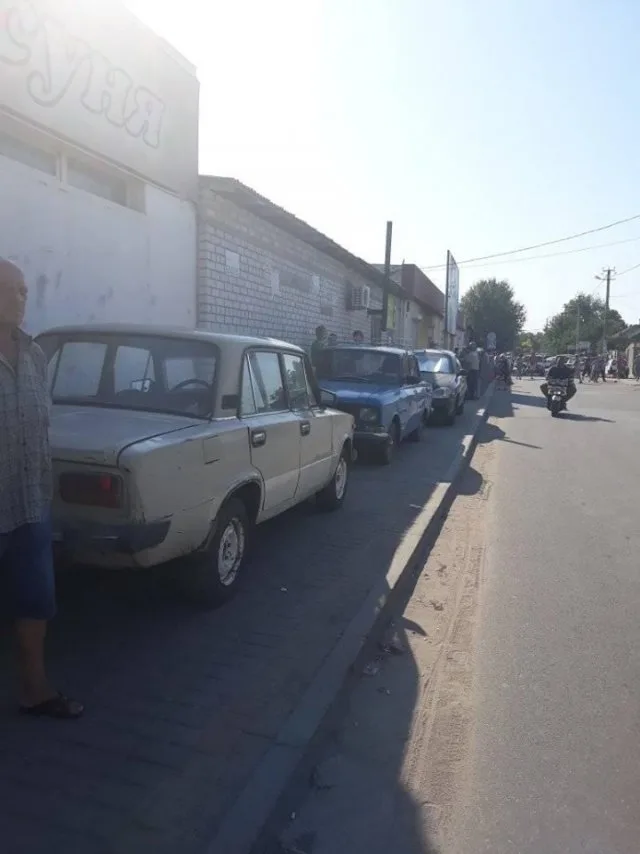 В Геническе тротуар превратили в парковку