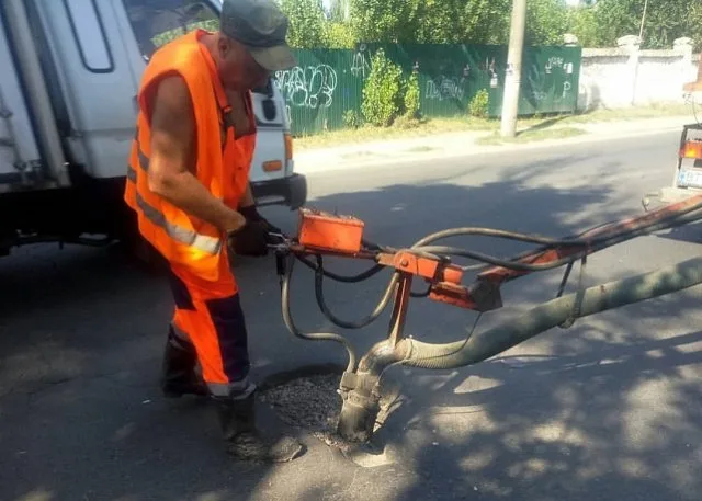 В Херсоне делают ямочный ремонт ул. И. Кулика