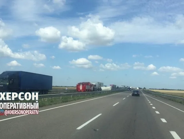 Появились новые фото и видео с места ДТП на трассе Николаев – Херсон