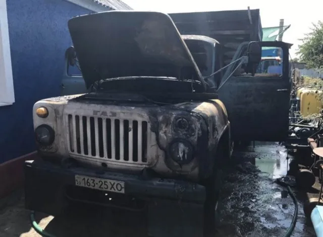 В Голопристанском районе во дворе хозяина сгорел грузовик