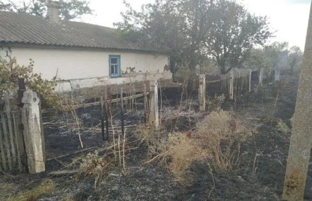 В Геническом районе подожгли траву. Пострадали два сарая