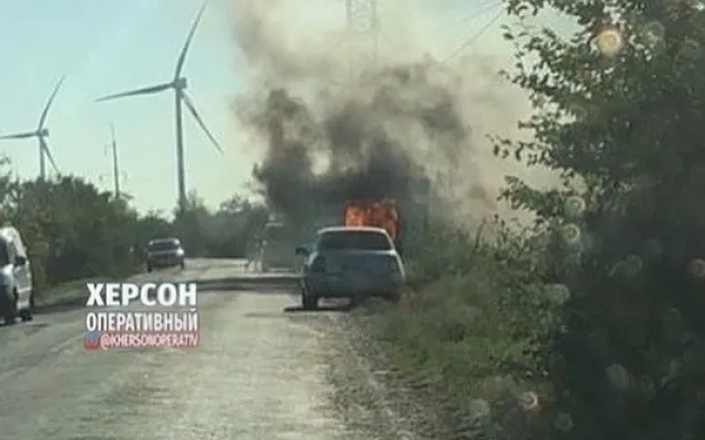 На Херсонщине на трассе загорелся микроавтобус
