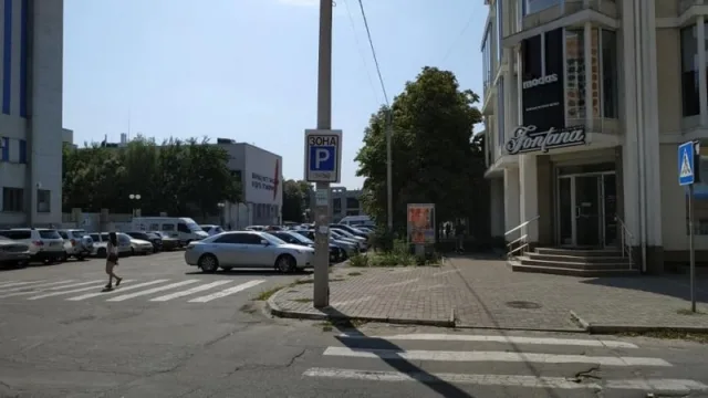 Парковку у мэрии Херсона пытаются «узаконить» знаками