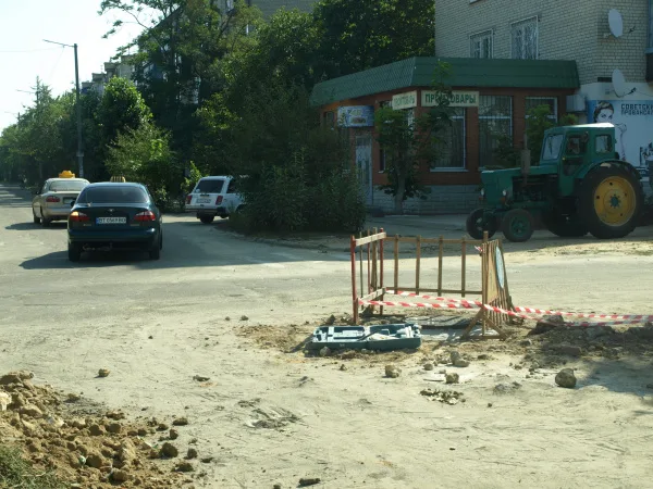 Разрушенный участок дороги на ул. Дружбы в Новой Каховки отремонтируют до конца года