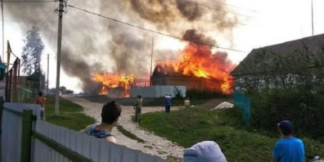 В Олешковском районе пожар оставил семью без крыши над головой и документов