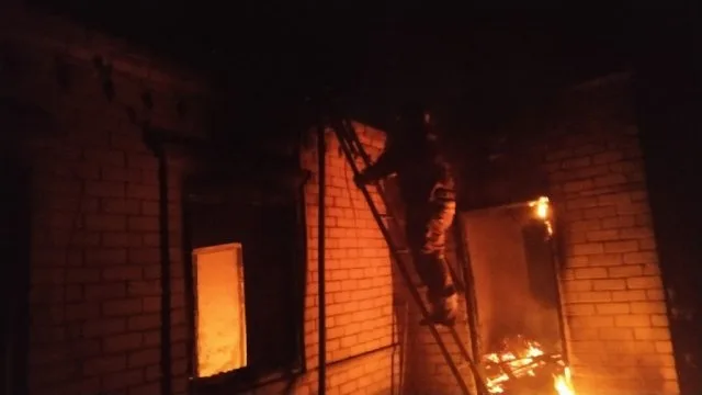 В Геническом районе горел жилой дом, а в Белозерском сгорел сарай
