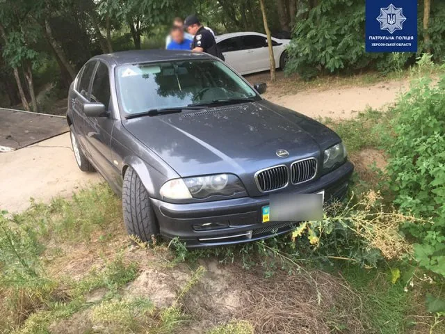 Херсонские “копы” помогли пьяному водителю выехать из ямы. И составили на него протокол