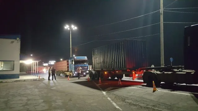 Фуры с перегрузом не торопятся заезжать на весовой комплекс возле Херсона