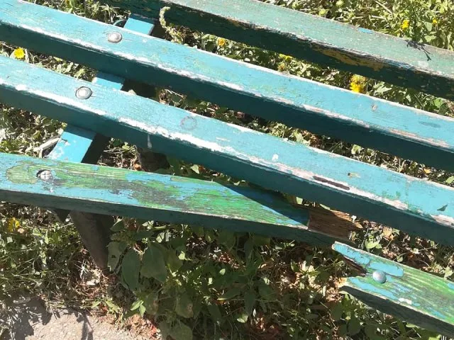 Вандалы растрощили лавочки в Херсоне