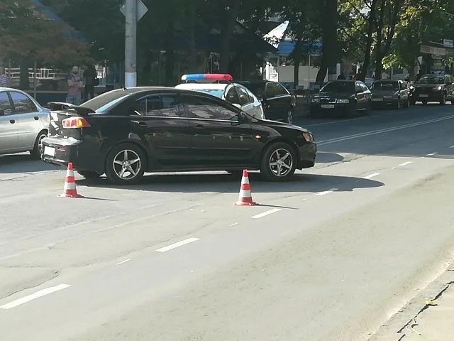 В Херсоне женщина-водитель на Mitsubishi сбила пешехода возле ЦУМа