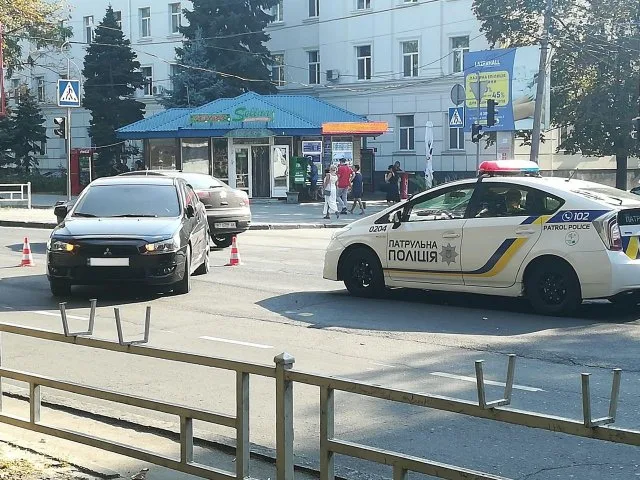 В Херсоне женщина-водитель на Mitsubishi сбила пешехода возле ЦУМа