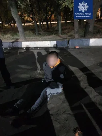 В Херсоне двое избили и ограбили парня