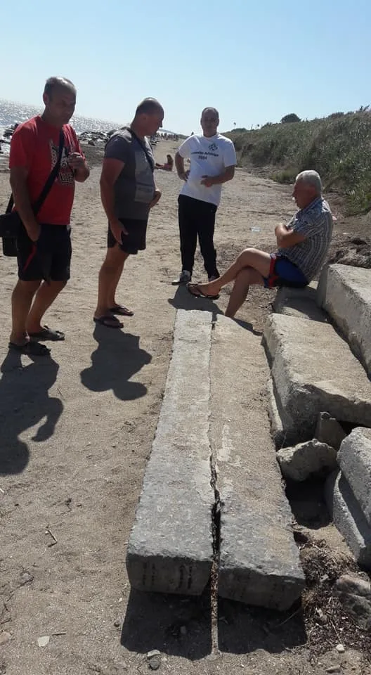 Геничане своими силами построили лестницу к морю