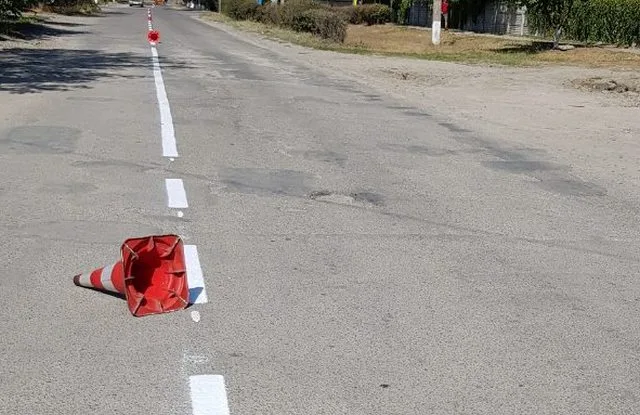 В Геническе дорожную разметку нанесли на шести улицах. Но дорожникам мешали водители
