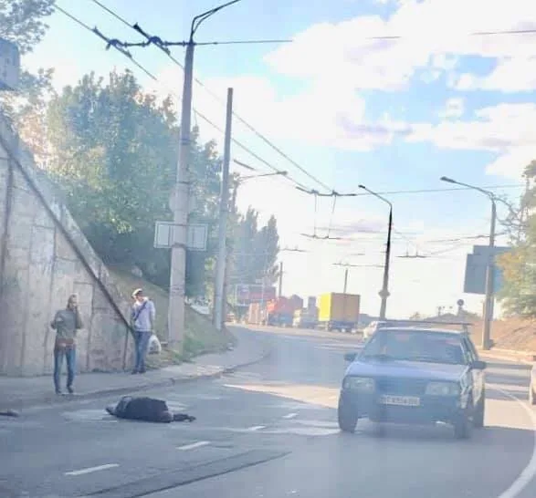 Полиция предварительно квалифицировала гибель мужчины под мостами как самоубийство