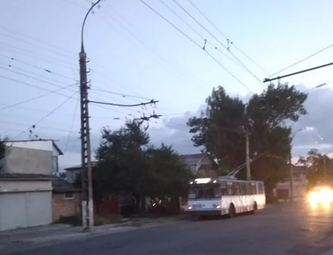 В центре Херсона стоят троллейбусы: авария