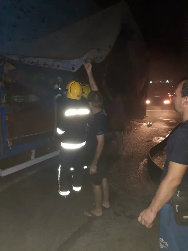 В Каховском районе горела фура с арбузами