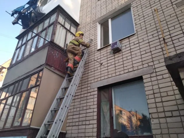В Бериславе спасатели достали из закрытой квартиры потерявшую сознание пенсионерку