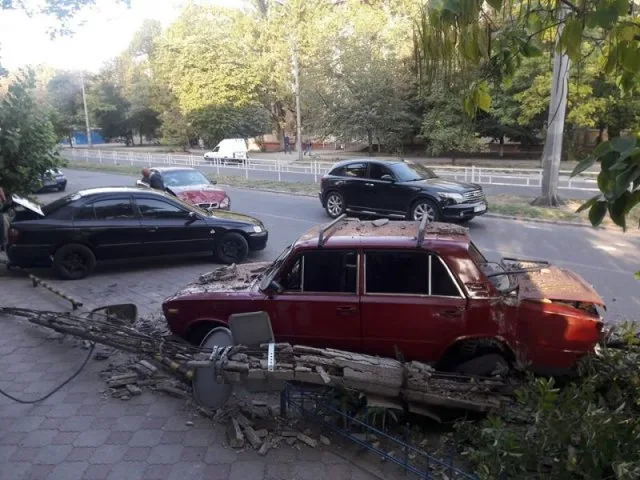 В Херсоне иномарка въехала в припаркованный автомобиль