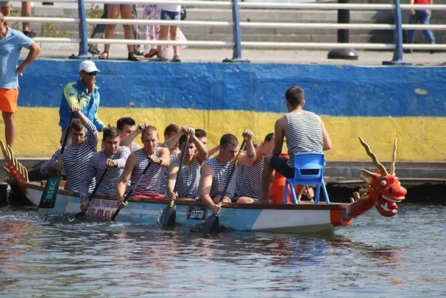Ко Дню города в Херсоне состоялись соревнования по гребле на лодках “Дракон”