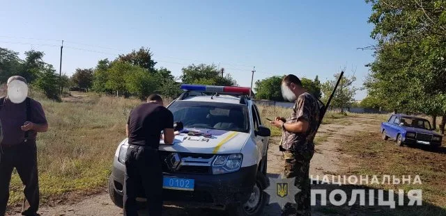 На Херсонщине полиция проверяет людей с оружием