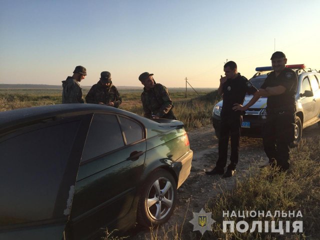 На Херсонщине полиция проверяет людей с оружием