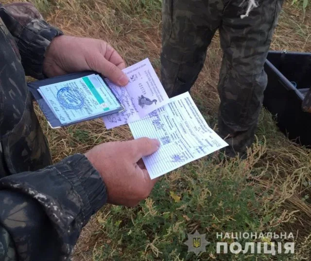 На Херсонщине полиция проверяет людей с оружием