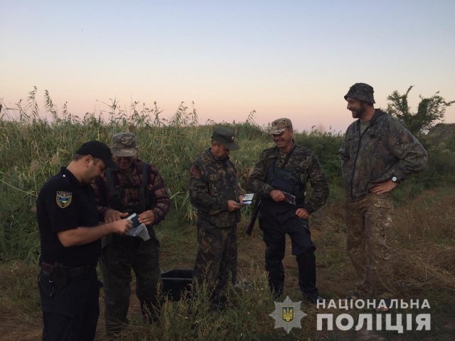 На Херсонщине полиция проверяет людей с оружием