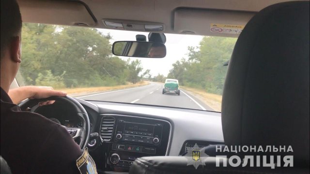 Возле Олешек задержали лесного браконьера с прицепом пиленой акации