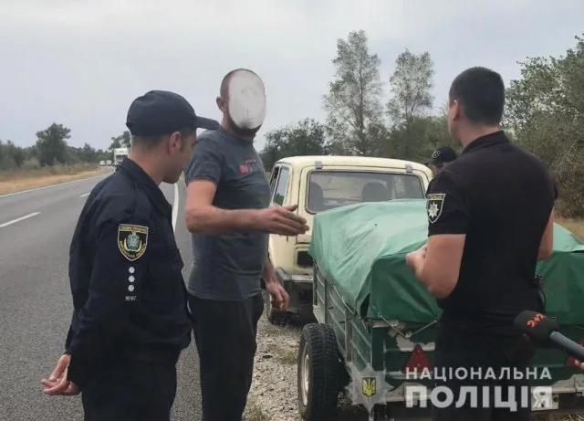Возле Олешек задержали лесного браконьера с прицепом пиленой акации
