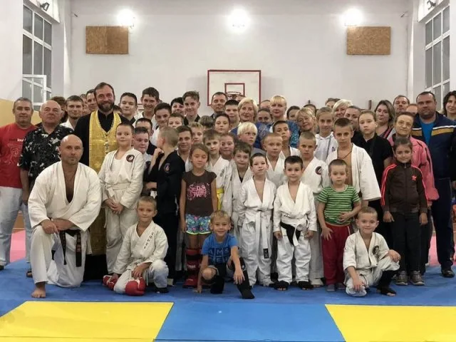 Татами и тренажер в подарок от мецената получили юные херсонские каратисты