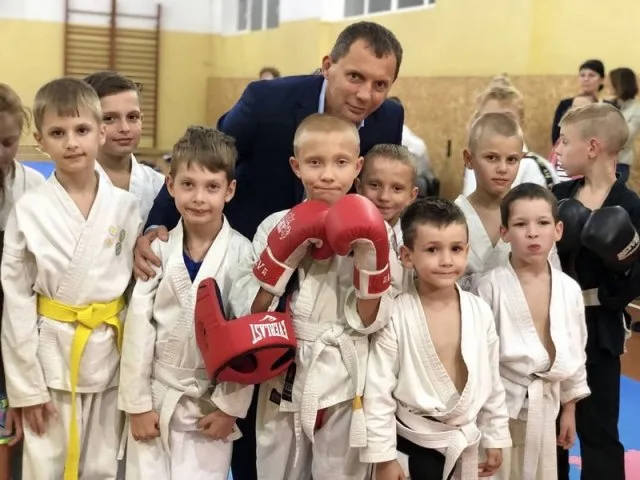 Татами и тренажер в подарок от мецената получили юные херсонские каратисты