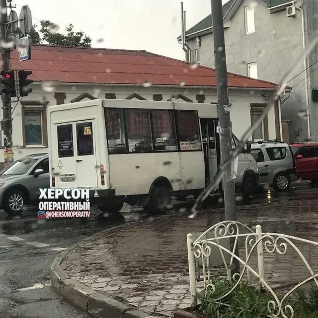 В Херсоне – авария с участием маршрутки. Образовалась пробка