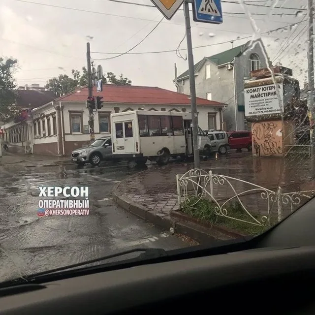 В Херсоне – авария с участием маршрутки. Образовалась пробка