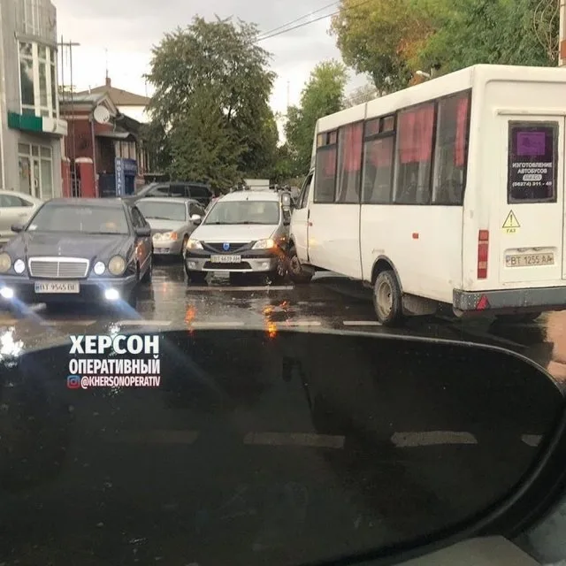 В Херсоне – авария с участием маршрутки. Образовалась пробка