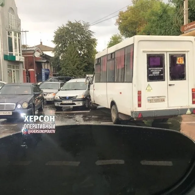 В Херсоне – авария с участием маршрутки. Образовалась пробка