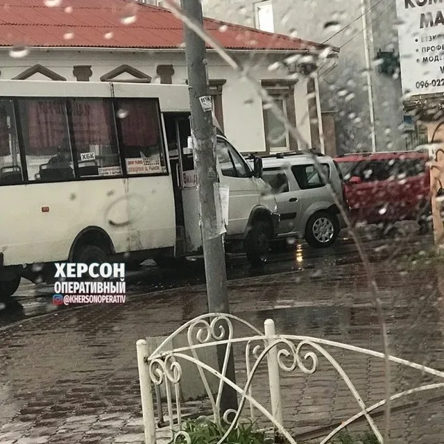 В Херсоне – авария с участием маршрутки. Образовалась пробка