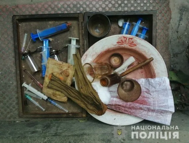Полицейские изъяли оружие и особо опасные наркотики у жителя Берислава